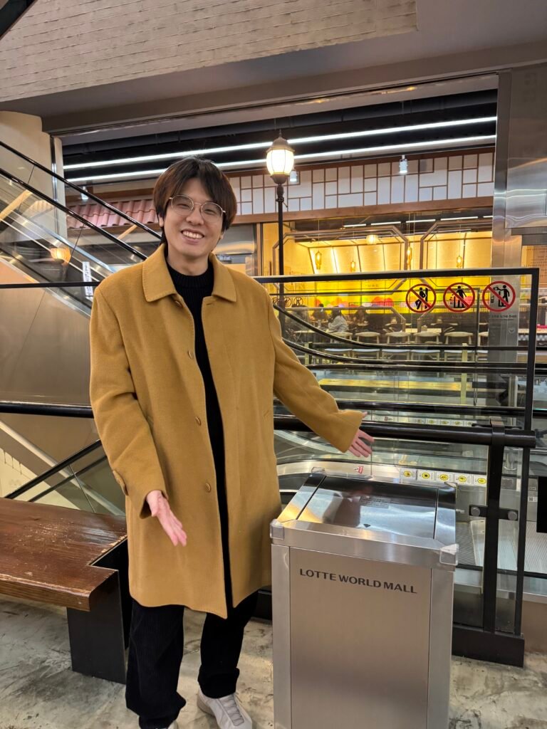Trash bin inside Lotte World Mall in Seoul Jamsil area
